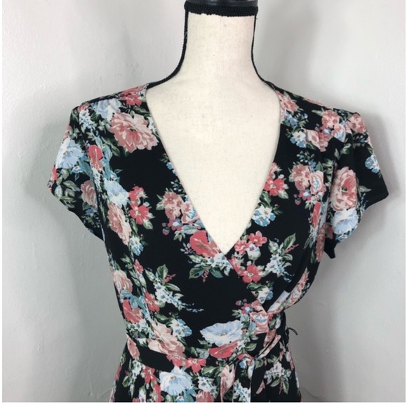 WAYF | Wrap Dress | Medium - Picture 5 of 6